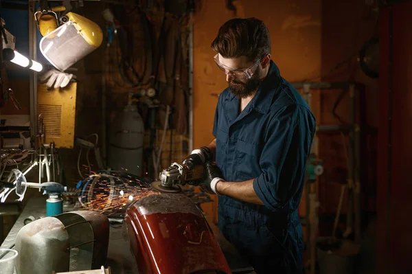 Reparador Moliendo Parte Del Cuerpo Motocicleta Pintura Vieja Usando Máquina —  Fotos de Stock