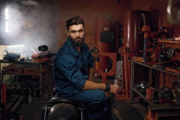 Портрет Уставшего Счастливого Рабочего Сидящего Отремонтированном Мотоцикле Мастерской Молодой Бородатый — стоковое фото