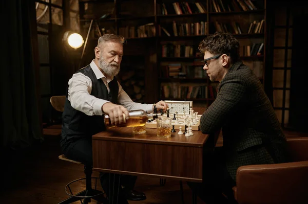 Äldre Far Och Tusenårig Son Som Spelar Schack Och Dricker — Stockfoto