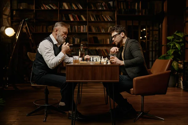 Intelligens Emberek Családja Sakkozik Szivarozik Whiskyt Iszik Idősebb Fiatalabb Férfiak — Stock Fotó