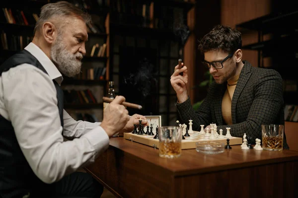 Família Pessoas Inteligentes Jogando Xadrez Fumando Charutos Bebendo Uísque Homens — Fotografia de Stock