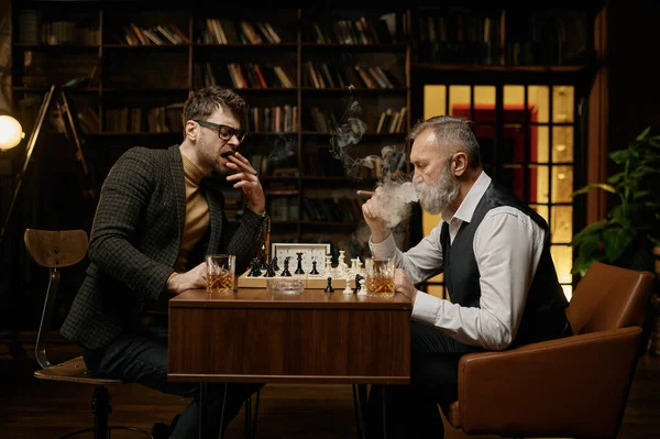 Family Intelligent People Playing Chess Smoking Cigars Drinking Whiskey Senior — Stock Photo, Image