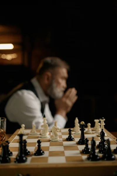 Seitenansicht Porträt Eines Älteren Schachspielers Mit Gefalteten Händen Der Tisch — Stockfoto
