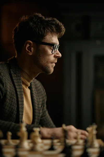 Portrét Mladého Šachisty Sedícího Stolu Šachovnicí — Stock fotografie