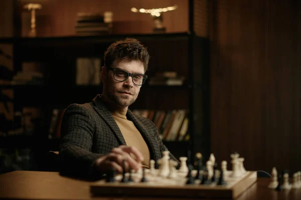 Portrét Mladého Šachisty Sedícího Čekací Pozici Stolu Šachovnicí — Stock fotografie