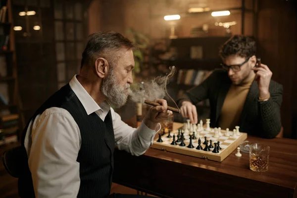거실에서 테이블에 체스를 있습니다 아버지와 은성인 시간을 위스키와 담배를 피우며 — 스톡 사진