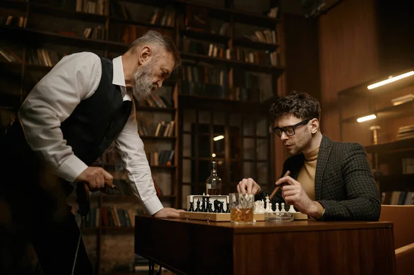Két Töprengő Sakkjátékos Nézi Sakktáblát Kényelmes Belső Tér Felett Idősebb — Stock Fotó