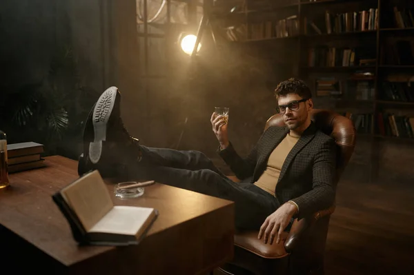 Jonge Rijke Man Draagt Elegante Pak Drinken Whisky Rust Luxe — Stockfoto