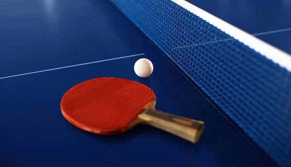 Tennisracket Och Boll Pingisbordet Med Nät Förberett För Slutförande Spelet — Stockfoto