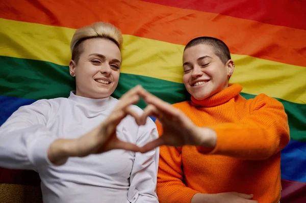 Selektivt Fokus Par Med Hjärttecken Händer Gest Ung Lesbisk Kvinna — Stockfoto