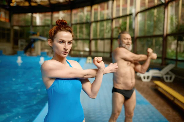 Mladá Žena Instruktorka Pomáhá Důchodci Při Cvičení Před Tréninkem Bazénu — Stock fotografie