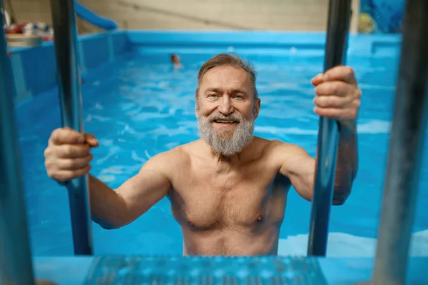 Portret Van Een Knappe Oude Man Die Uit Het Zwembad — Stockfoto