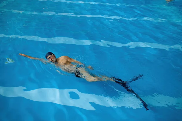Uomo Anziano Con Occhiali Berretto Pinne Che Nuota Freestyle Piscina — Foto Stock