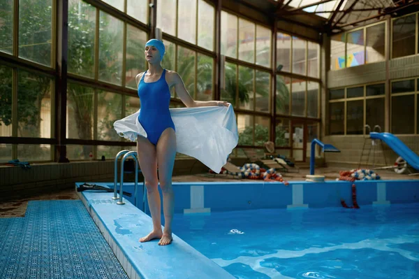 年轻女子在室内游泳池训练后 用毛巾擦干身体 有节制的生活方式概念 — 图库照片