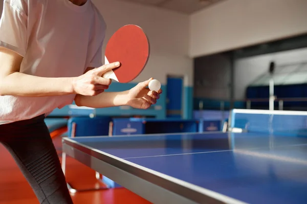 Spor Salonunda Masa Tenisi Oynayan Yetişkin Bir Kadının Yakın Görüntüsü — Stok fotoğraf