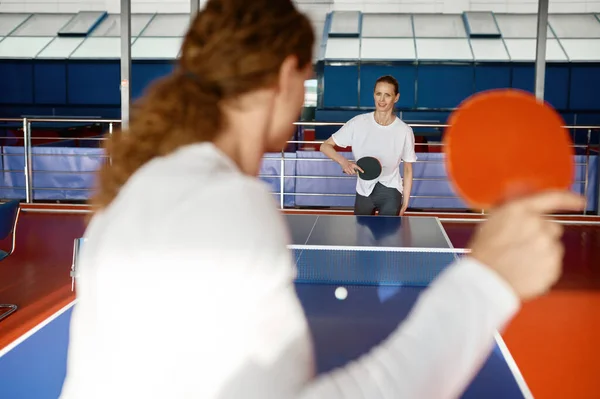 2人の若い女性がトーナメント前に卓球練習をするラケットキックボールを保持 選択的焦点 — ストック写真