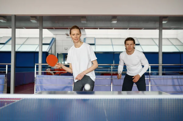 Hombre Mujer Equipo Jugando Tenis Mesa Juntos Interiores Instructor Masculino —  Fotos de Stock