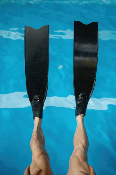 截断的老年人腿的照片 身穿拖鞋 水面上的近景 室内游泳池潜水训练 — 图库照片