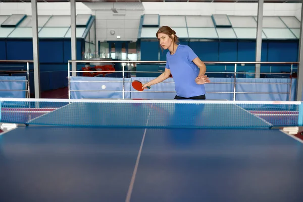 身穿运动服的漂亮成年女子在体育馆打乒乓球 乒乓球俱乐部培训班 — 图库照片