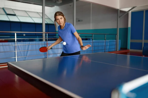 Όμορφη Ενήλικη Γυναίκα Ντυμένη Αθλητικά Παίζοντας Πινγκ Πονγκ Στο Γυμναστήριο — Φωτογραφία Αρχείου