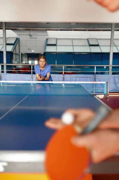 Eine Erwachsene Frau Sportkleidung Spielt Tischtennis Fitnessstudio Trainingsstunde Tischtennisclub — Stockfoto