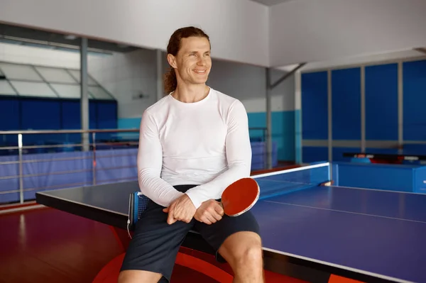스러운 스포츠맨 테니스 테이블에 앉아서 훈련을 휴식을 취하고 있습니다 라켓을 — 스톡 사진