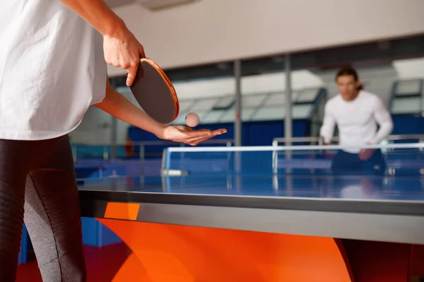 Joven Hombre Mujer Jugando Ping Pong Centran Raqueta Pelota Mano —  Fotos de Stock