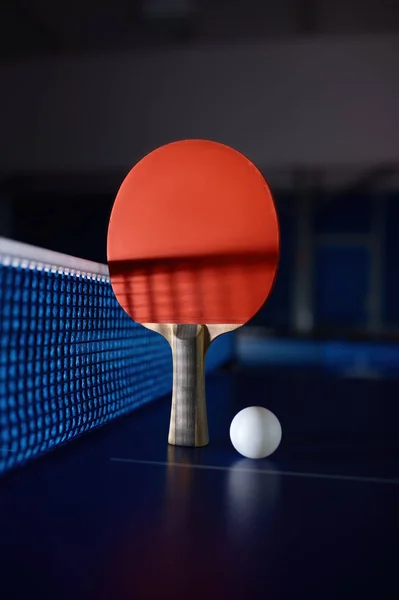 乒乓球器材在蓝屏乒乓球台面上的网格网 体育俱乐部和提高技能培训班 网球静物 — 图库照片