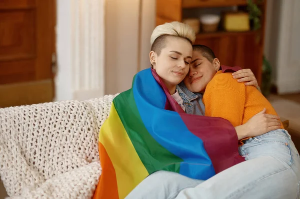 Ung Frihet Lesbisk Kvinna Kramas Lgbt Regnbåge Flagga Medan Sitter — Stockfoto
