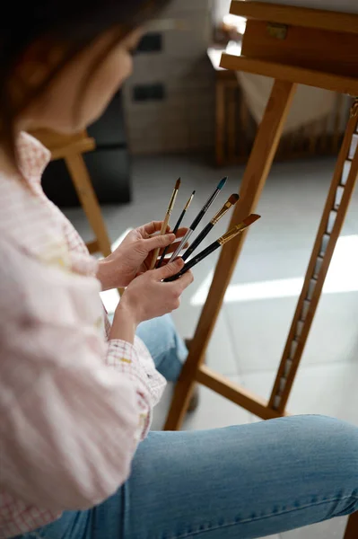 Junge Künstlerin Wählt Pinsel Vorbereitung Bild Zeichnen Professionelle Maler Arbeiten — Stockfoto