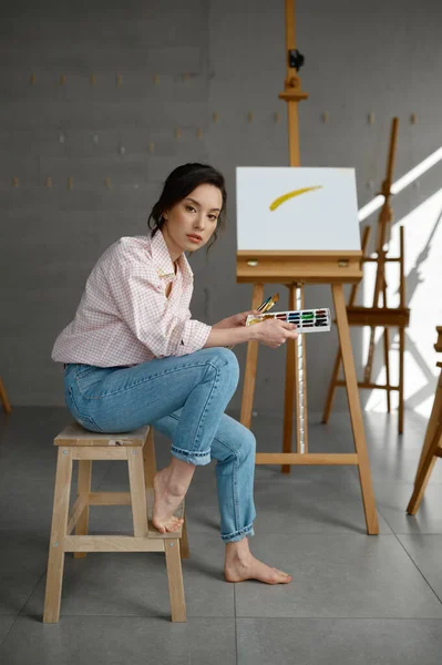 Νεαρή Γυναίκα Καλλιτέχνης Δημιουργικά Αξεσουάρ Κάθεται Καρέκλα Στο Χώρο Εργασίας — Φωτογραφία Αρχείου