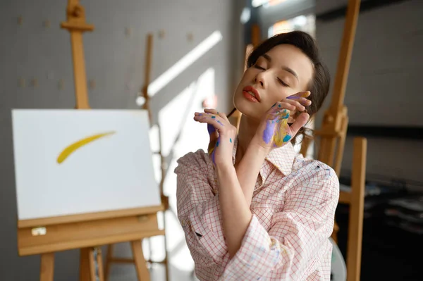 Retrato Creativo Joven Artista Mirando Cámara Través Manos Pintadas Feliz —  Fotos de Stock