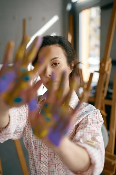 Πορτρέτο Της Νεαρής Δημιουργικής Καλλιτέχνιδας Κρυφοκοιτάζει Από Ζωγραφισμένα Της Χέρια — Φωτογραφία Αρχείου
