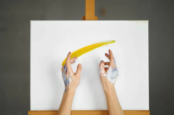 Kirli Kadın Ressam Resim Tuvali Üzerinde Kirli Elleri Boyalarla Güzel — Stok fotoğraf