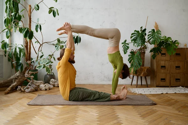 Young Couple Training Yoga Pair Doing Acrobatic Plank Together Millennial — Stock Photo, Image