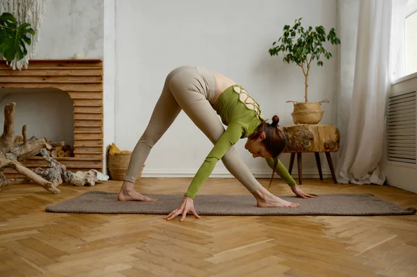 Een Jonge Vrouw Die Yoga Beoefent Terwijl Met Haar Hoofd — Stockfoto