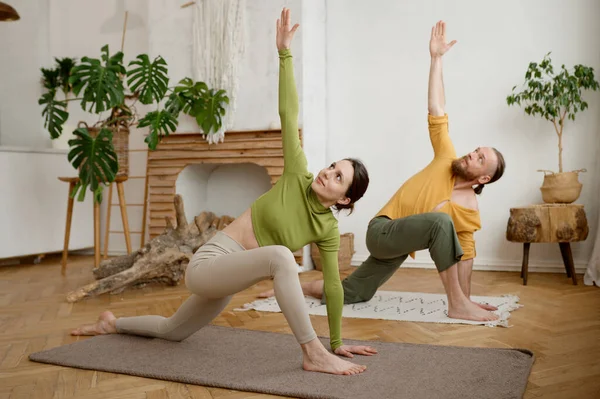 Joven Pareja Familiar Atractiva Practicando Yoga Estirándose Pie Pose Utthita — Foto de Stock
