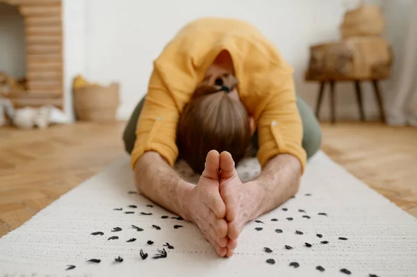 Sportieve Man Mediteert Alleen Thuis Vreedzame Kalme Hipster Die Yoga — Stockfoto
