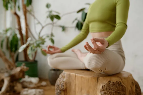 Здоровая Женщина Практикует Медитацию Упражнения Йоги Релаксации Помещении Спортсменка Делает — стоковое фото