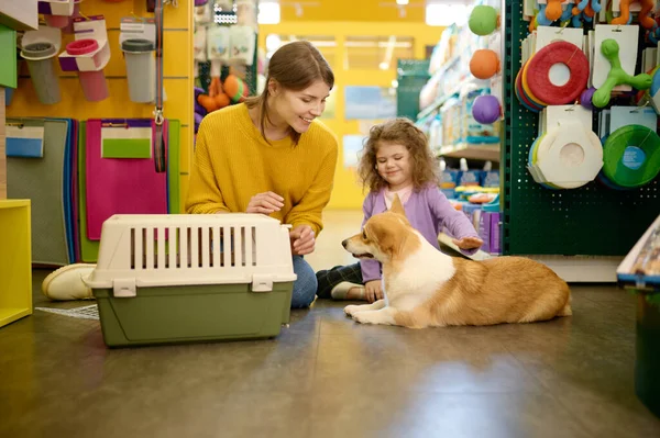 Happy Mother Daughter Choosing New Carrier Corgi Dog Pet Shop — Stock Photo, Image