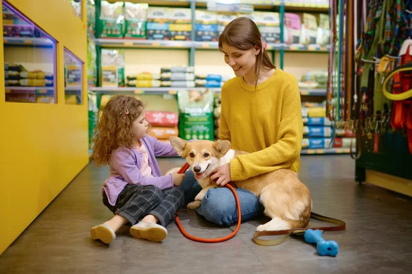 Happy Mother Daughter Choosing New Leash Corgi Dog Buying Accessory — Stock Photo, Image
