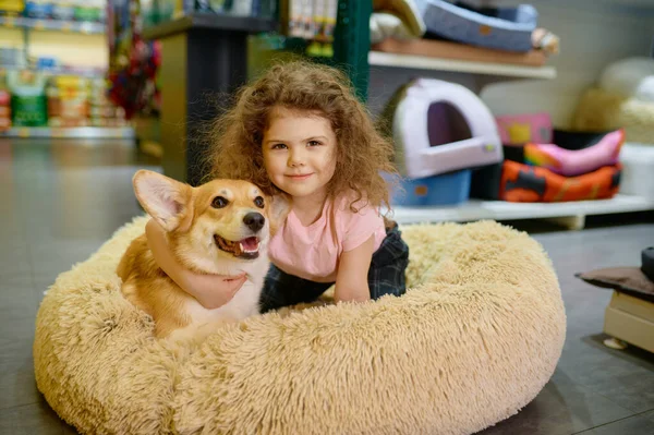 Portrait Smiling Girl Child Her Loving Corgi Dog Pet Shop — Stock Photo, Image