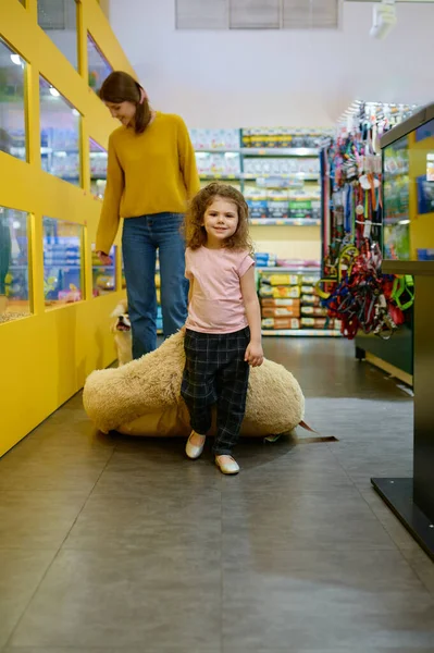Mutlu Anne Kız Hafta Sonları Evcil Hayvan Dükkanında Birlikte Alışveriş — Stok fotoğraf