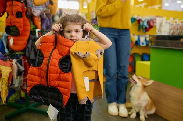 Küçük Kız Evcil Hayvan Dükkanında Moda Kıyafetlerle Poz Veriyor Mutlu — Stok fotoğraf