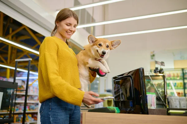 Young Satisfied Woman Holding Her Corgi Dog Hands Paying Purchase — Stock Photo, Image