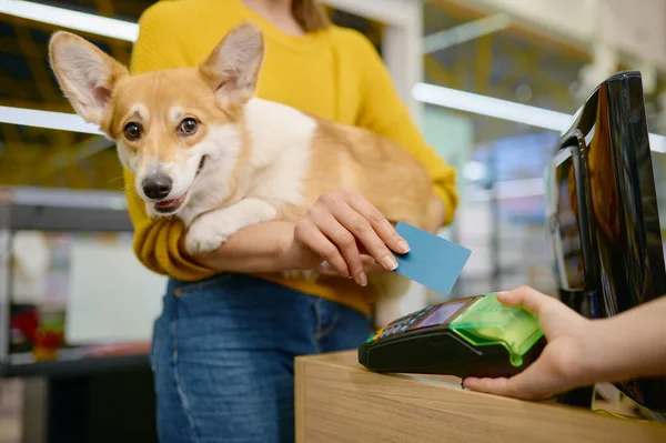 Woman Paying Purchase Pet Shop Using Credit Card Closeup View — Stock Photo, Image