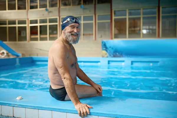 Портрет Расслабленного Пожилого Человека Плавательной Шляпе Очках Голове Сидит Лицом — стоковое фото