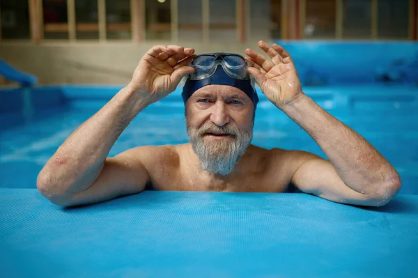 Egy Idősebb Férfi Portréja Úszósapkában Szemüvegben Medencében Ősz Hajú Szakállas — Stock Fotó