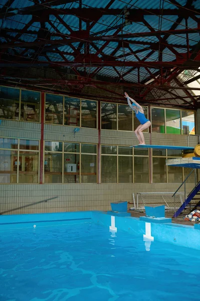 Junge Sportlerin Badeanzug Steht Auf Sprungbrett Freibad Bereit Zum Sprung — Stockfoto