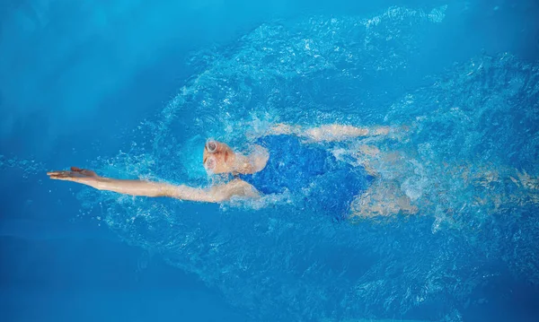 Alto Ángulo Joven Deportista Profesional Gafas Traje Baño Nadando Espalda —  Fotos de Stock